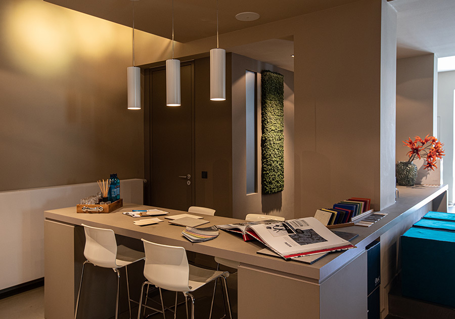 Moderne Theke mit Stühlen, Musterbüchern und Farbkarten in elegantem Showroom
