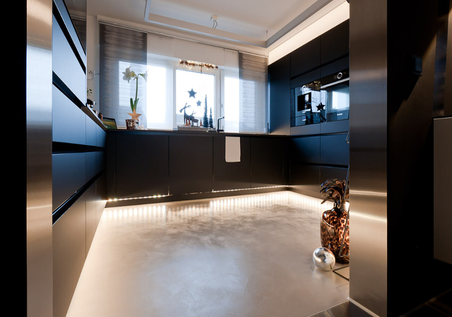 Dunkle Küche mit indirekter Beleuchtung und Designboden