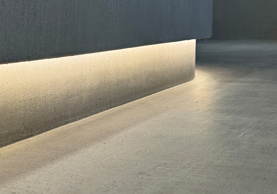 Indirekte LED-Beleuchtung unter einer mineralischen Wand mit feiner Struktur