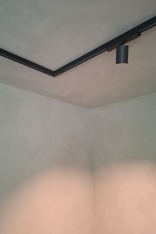 Moderne Decke mit glatter Spachteltechnik und schwarzem Schienensystem